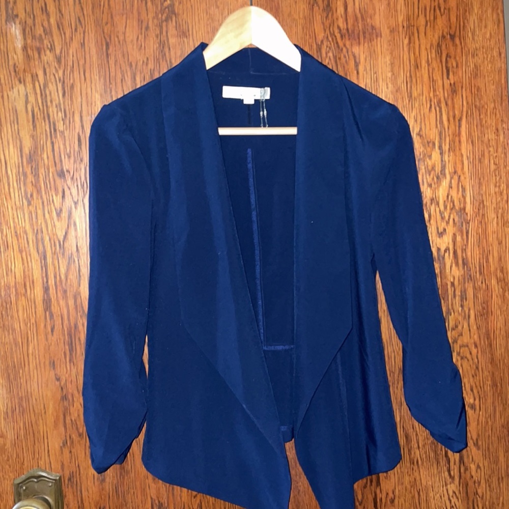 Cute travel blazer, navy. Ruched 3/4 sleeve. No buttons. Unlined. Tailored fit.